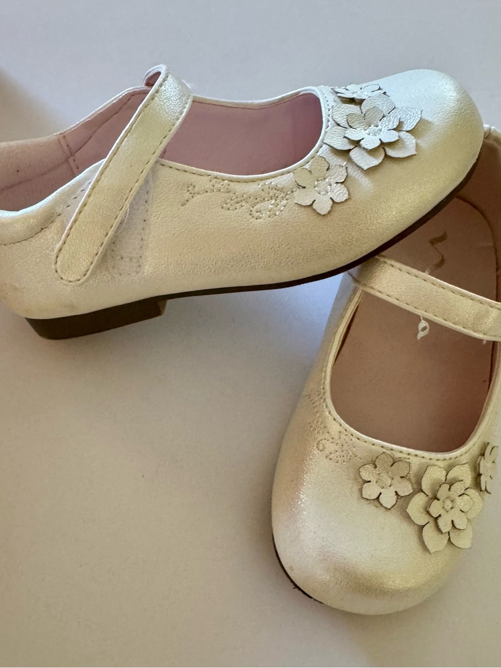 Girls size 7 Nina white flower dress shoes. Like new